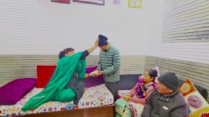 Uttarakhand minister Rajni Rawat providing ₹1.01 lakh assistance to kidney patient Shubham Gurung